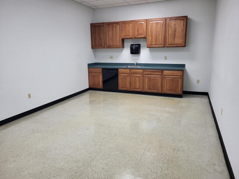 More Photos Of 19695 Commerce Pky, Middleburg Heights Distribution For Lease