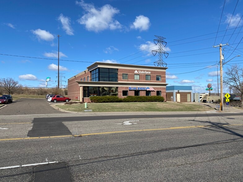 More Photos Of 2597-2599 N Cleveland Ave, Roseville Showroom For Sale