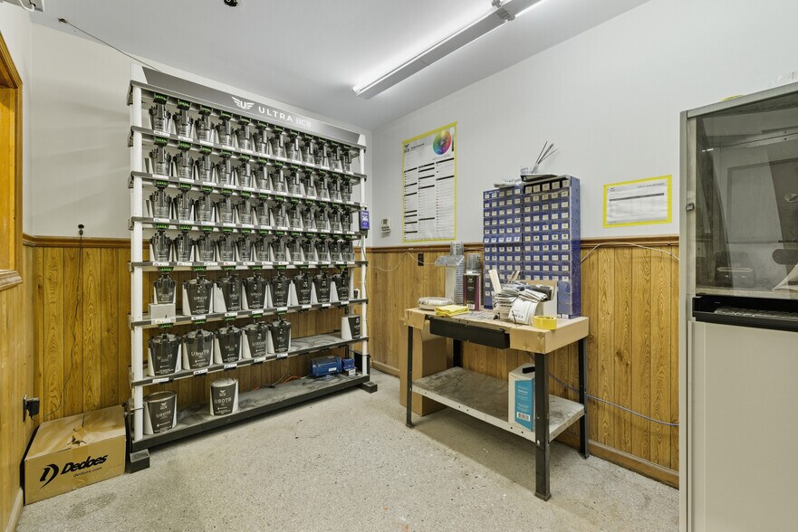 More Photos Of 801 W Grant Hwy, Marengo Showroom For Lease