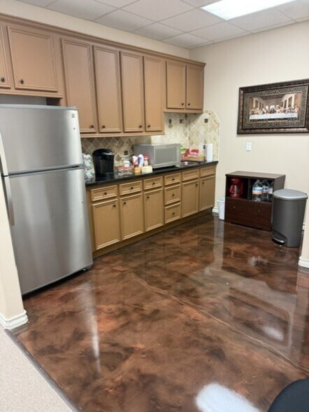 More Photos Of 2915 S Sam Houston Pky E, Houston Unknown For Lease