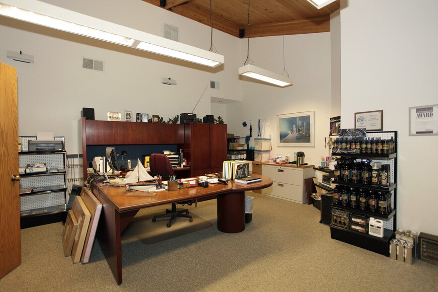 More Photos Of 3701 Shoreline Dr, Orono Coworking Space