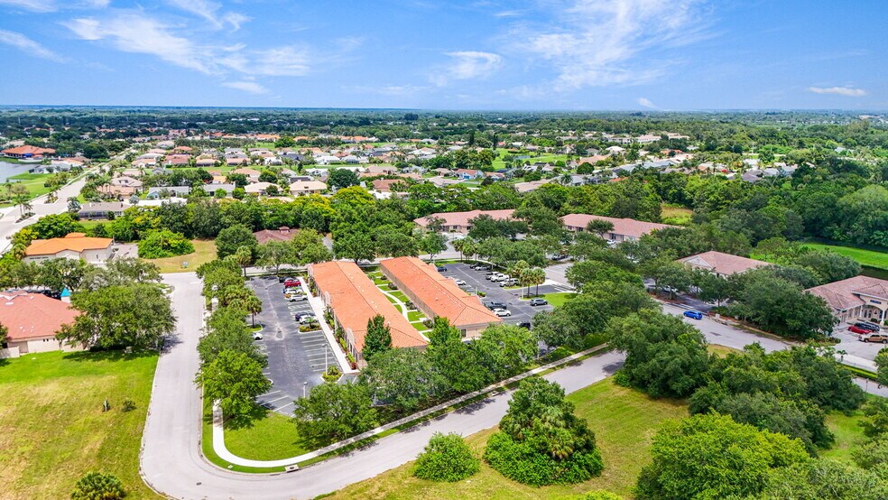 More Photos Of 3911 Golf Park Loop, Bradenton Office For Lease