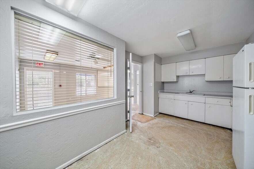 More Photos Of 4242 McIntosh Ln, Sarasota Storefront Retail Office For Sale