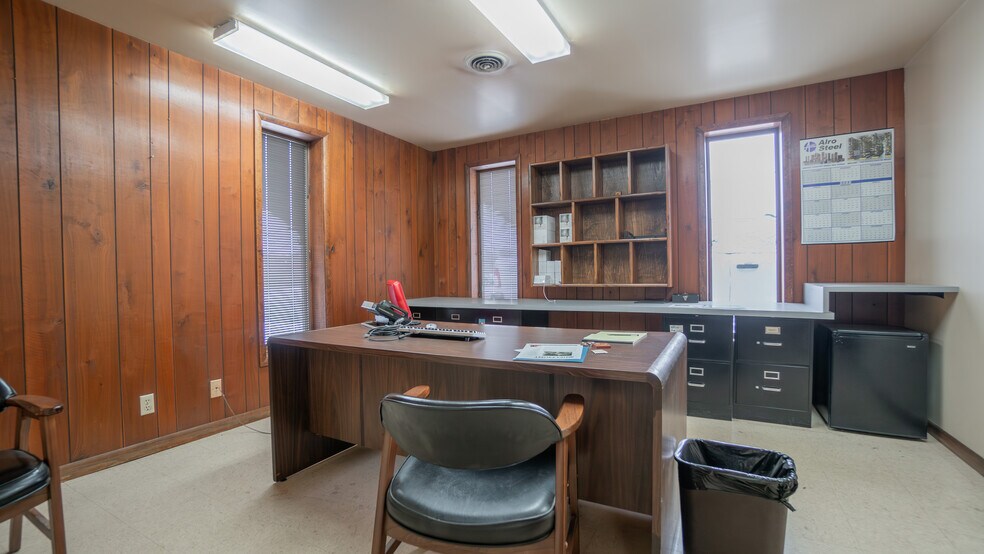 More Photos Of 1019 E Summit St, Crown Point Warehouse For Sale