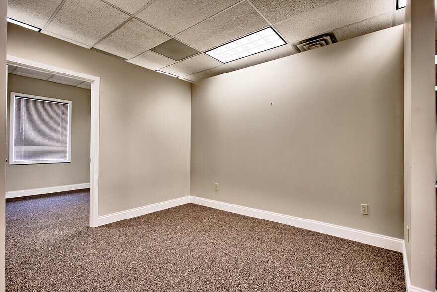 More Photos Of 3 Club Centre Ct, Edwardsville Office For Lease