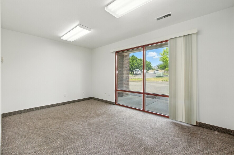 More Photos Of 376-384 Commerce Loop, Orem Manufacturing For Lease