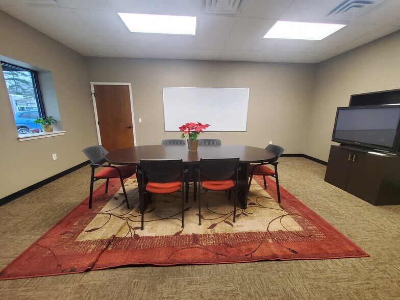 More Photos Of 2418 N Frazier St, Conroe Light Manufacturing For Lease