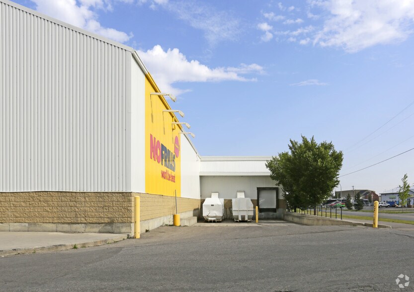 More Photos Of 1103 18th St SE, High River Supermarket For Lease