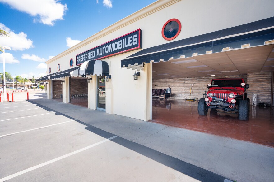 More Photos Of 6035-6075 Mission Gorge Rd, San Diego Unknown For Lease