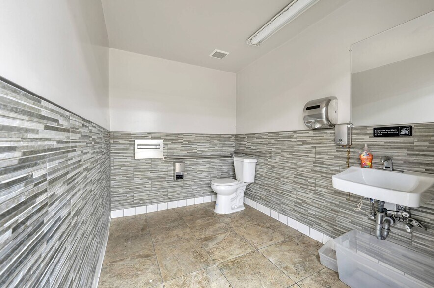 More Photos Of 750 Long Beach Blvd, Long Beach Storefront For Lease