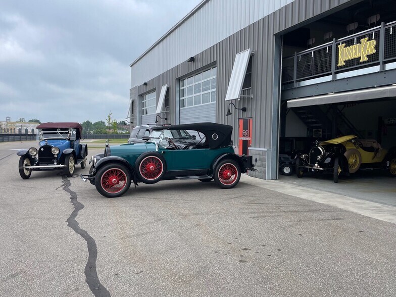More Photos Of 62 W Speed Way, Pontiac Specialty For Sale