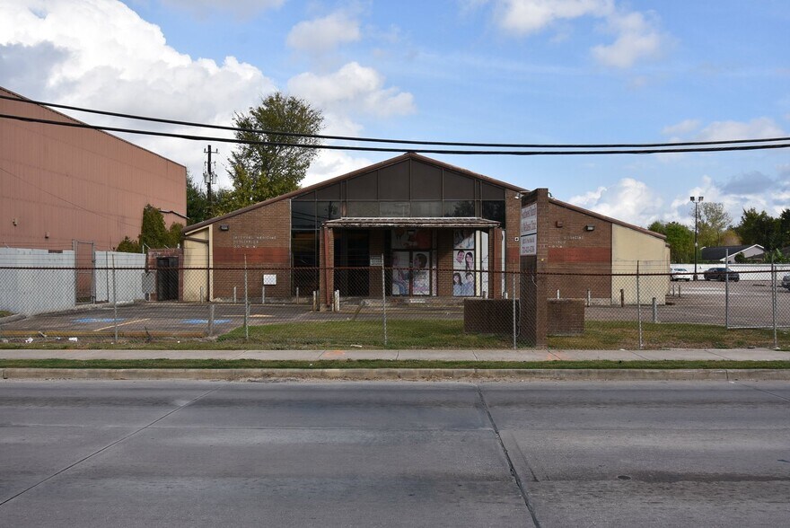 More Photos Of 14215 S Post Oak Rd, Houston Freestanding For Sale