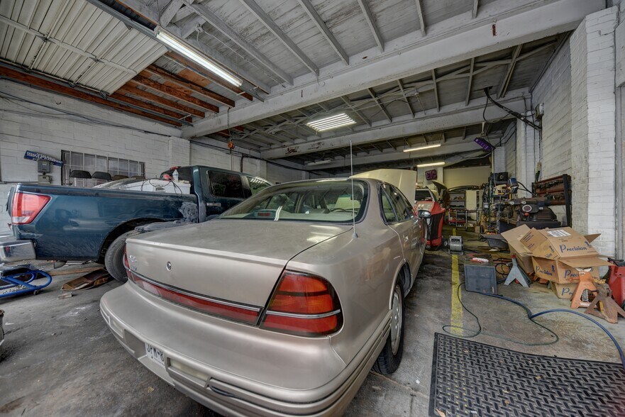 More Photos Of 307 E Alamo St, Brenham Auto Repair For Sale