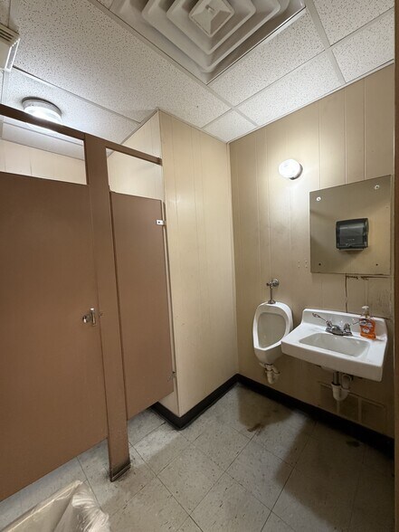 More Photos Of 2026 W Malone Ave, San Antonio Warehouse For Lease