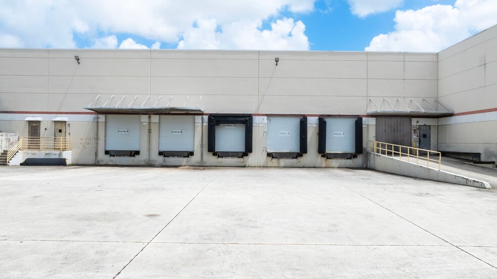 More Photos Of 13800 Logistics Center, Sunrise Industrial For Lease