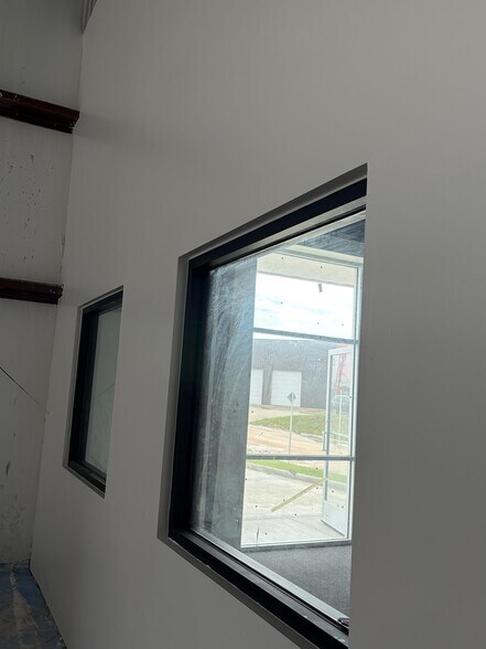 More Photos Of 16313 North Fwy, Houston Distribution For Lease