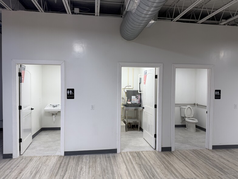 More Photos Of 5901 Allday Dr, Houston Warehouse For Lease