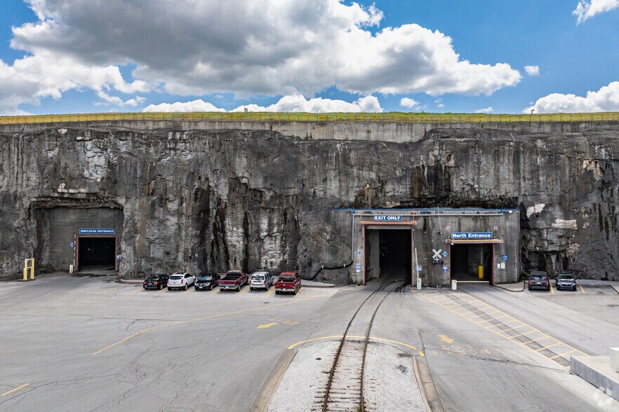 More Photos Of 3610 E Kearney St, Springfield Warehouse For Lease