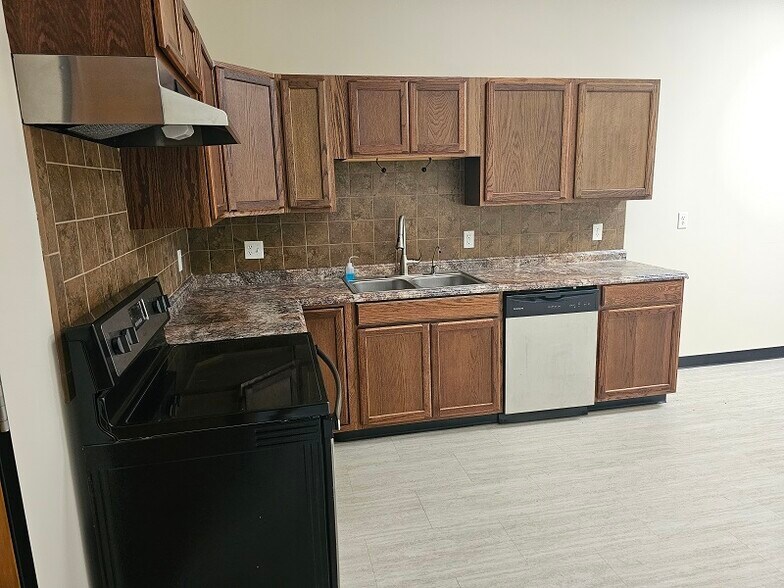 More Photos Of 4852-4854 S State Highway Ff, Battlefield General Retail For Lease