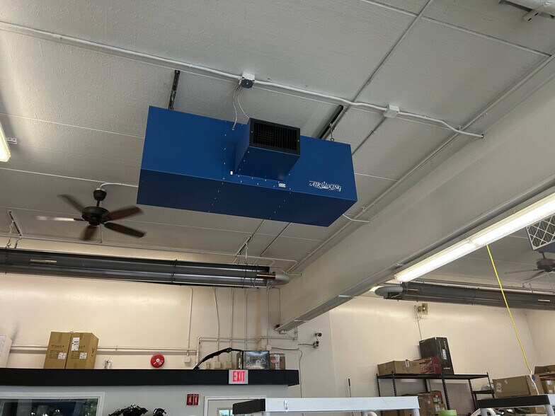 More Photos Of 70 Ridge Rd, Ontario Showroom For Lease