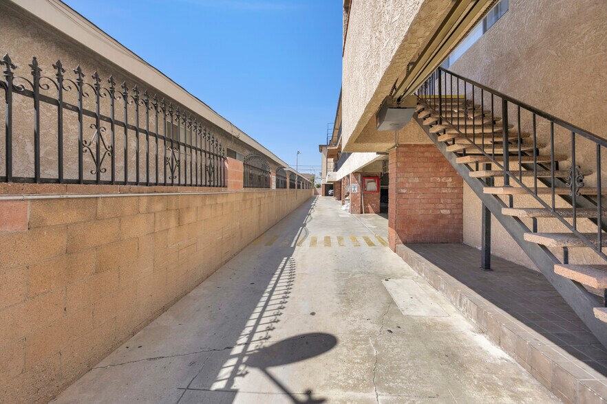 More Photos Of 4047 W 136th St, Hawthorne Apartments For Sale