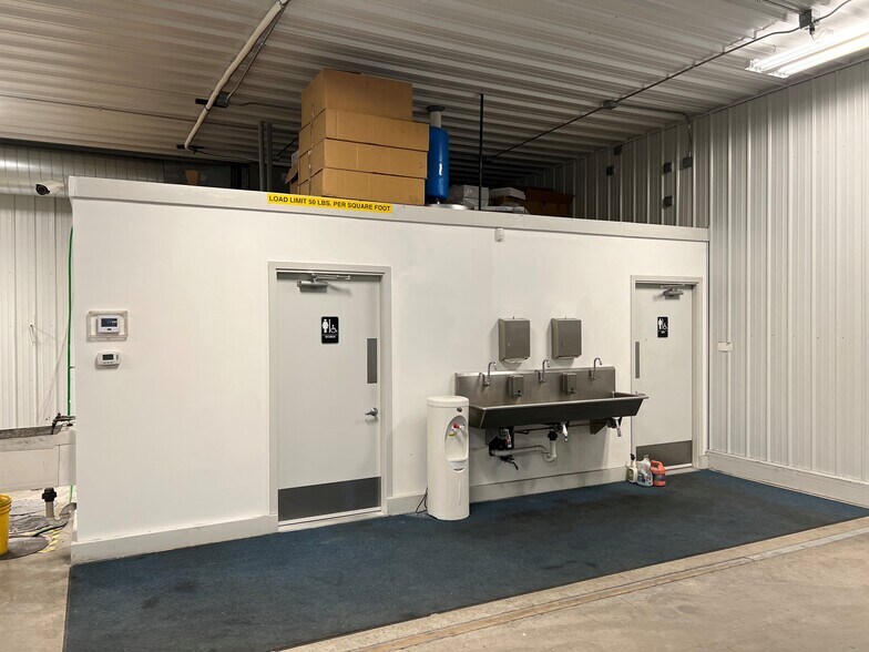 More Photos Of 616A-622 S Main St, Hebron Warehouse For Lease