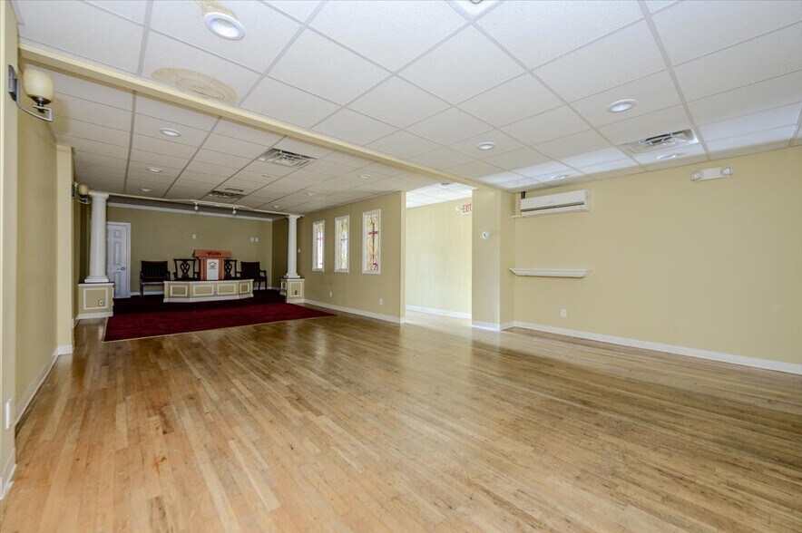 More Photos Of 32-38 Roosevelt Ave, Valley Stream Storefront For Lease