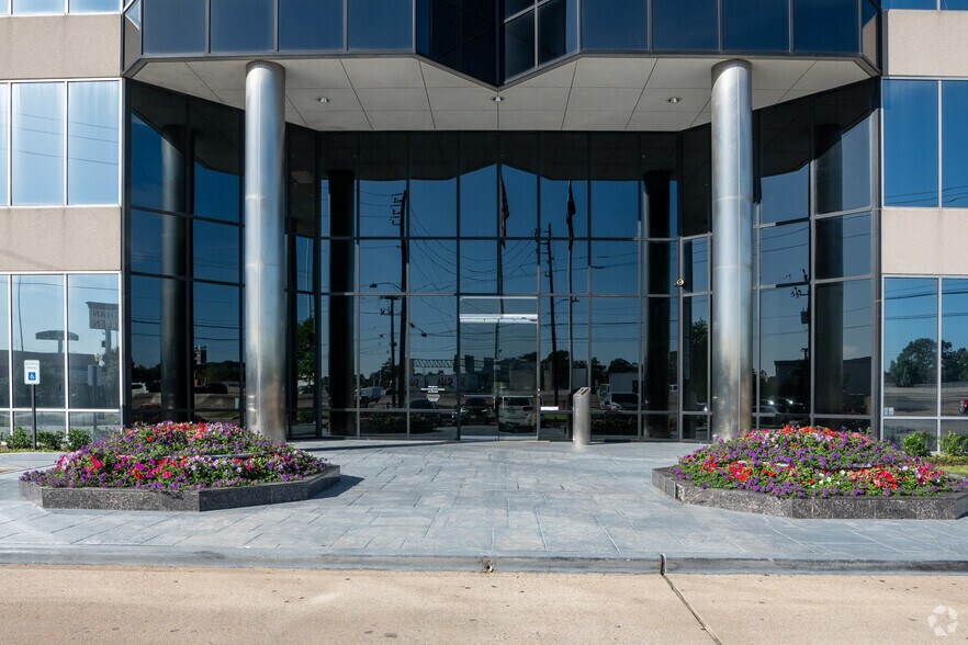 More Photos Of 11451 Katy Fwy, Houston Office For Lease