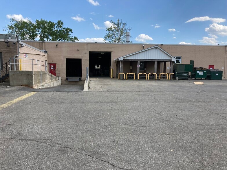More Photos Of 221 S 31st St, Kenilworth Warehouse For Lease