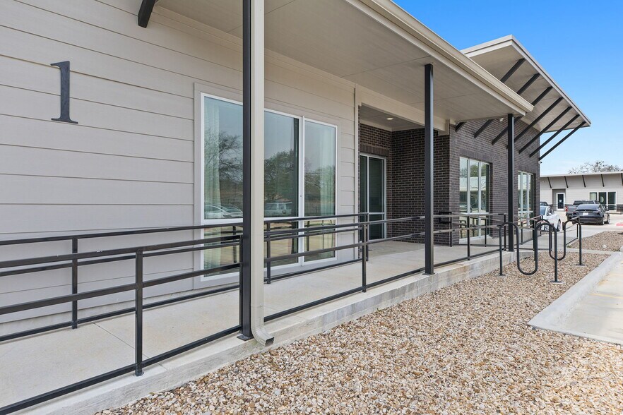 More Photos Of 6000 Menchaca Rd, Austin Unknown For Lease