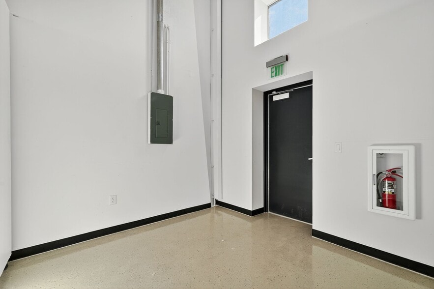 More Photos Of 7915 Glen Harbor Blvd, Glendale Showroom For Lease