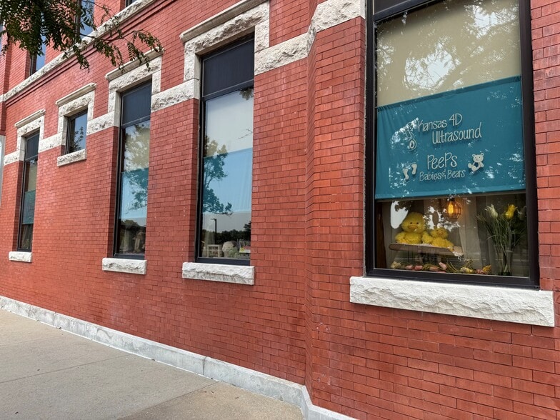 More Photos Of 100 E Park St, Olathe Office For Lease