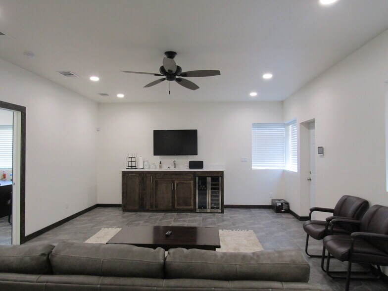 More Photos Of 1324 N Main St, Paris Office For Sale