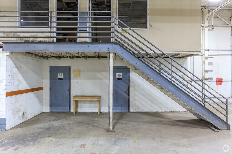 More Photos Of 300 Rogers St, Barnesville Warehouse For Lease