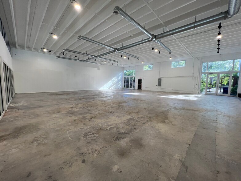 Primary Photo Of 6240 NE 4th Ct, Miami Showroom For Lease