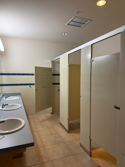 More Photos Of 3684 N Townsend Ave, Montrose Flex For Sale