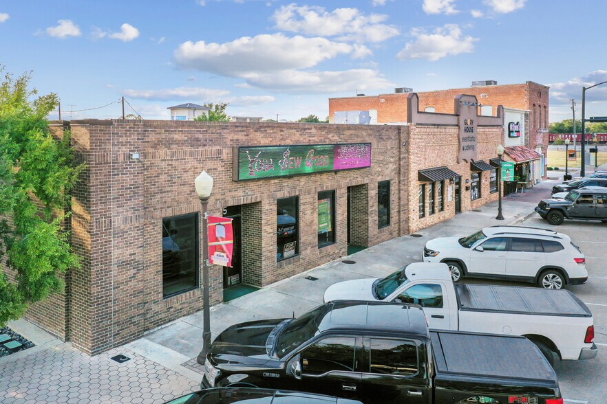 More Photos Of 109-111 S Main St, Irving Restaurant For Sale