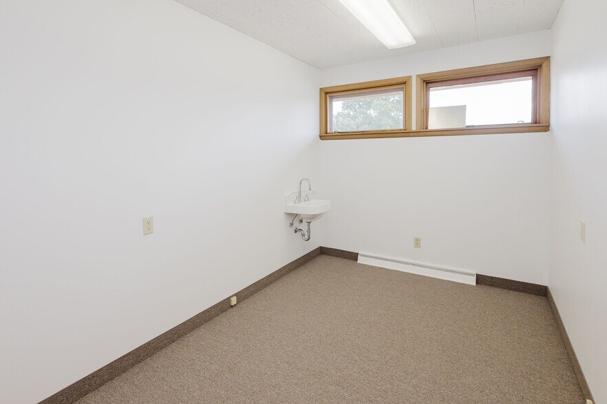 More Photos Of 506 Main St, Hollandale Office For Sale