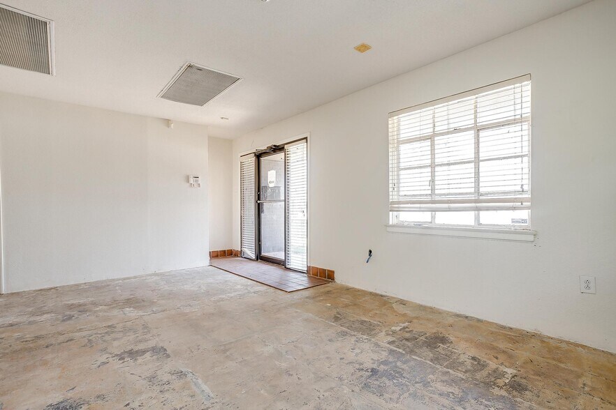 More Photos Of 117 Roberts Cut Off Rd, Fort Worth Warehouse For Sale