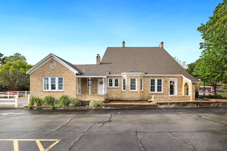 More Photos Of 355 N College Ave, Fayetteville Office Residential For Lease