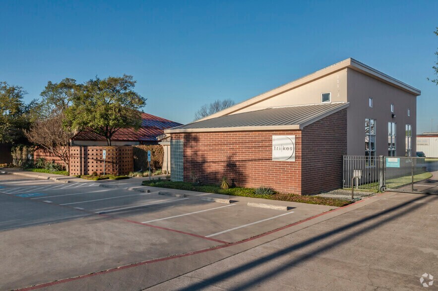 Primary Photo Of 11125 Shady Trl, Dallas Showroom For Sale