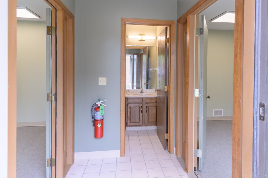 More Photos Of 1250 Executive Pl, Geneva Office For Lease