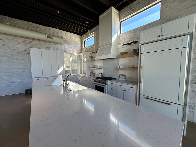 Primary Photo Of 4775 Memphis St, Dallas Light Distribution For Sale