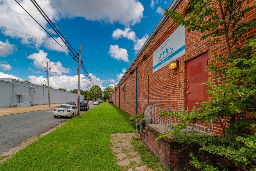 More Photos Of 827 Douglas Ave, Portsmouth Warehouse For Lease