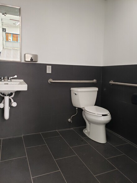 More Photos Of 526 Broadway, Newark General Retail For Sale