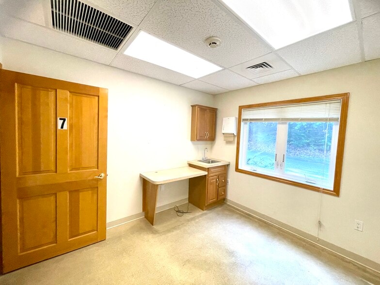 More Photos Of 52-56 Stiles Rd, Salem Medical For Lease