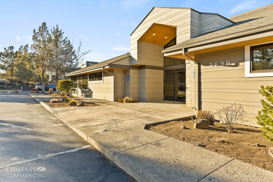 More Photos Of 2698 NE Courtney Dr, Bend Medical For Lease
