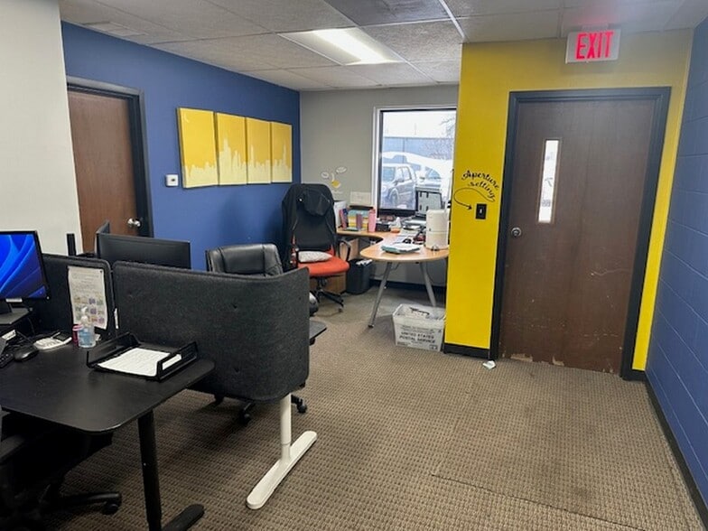 More Photos Of 455-457 S Dartmoor Dr, Crystal Lk, Crystal Lake Warehouse For Sale