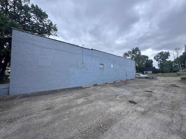 More Photos Of 1478 E Oak St, Columbus Freestanding For Sale