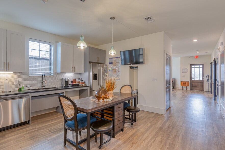 More Photos Of 210 E Church St, Weatherford Office Residential For Lease